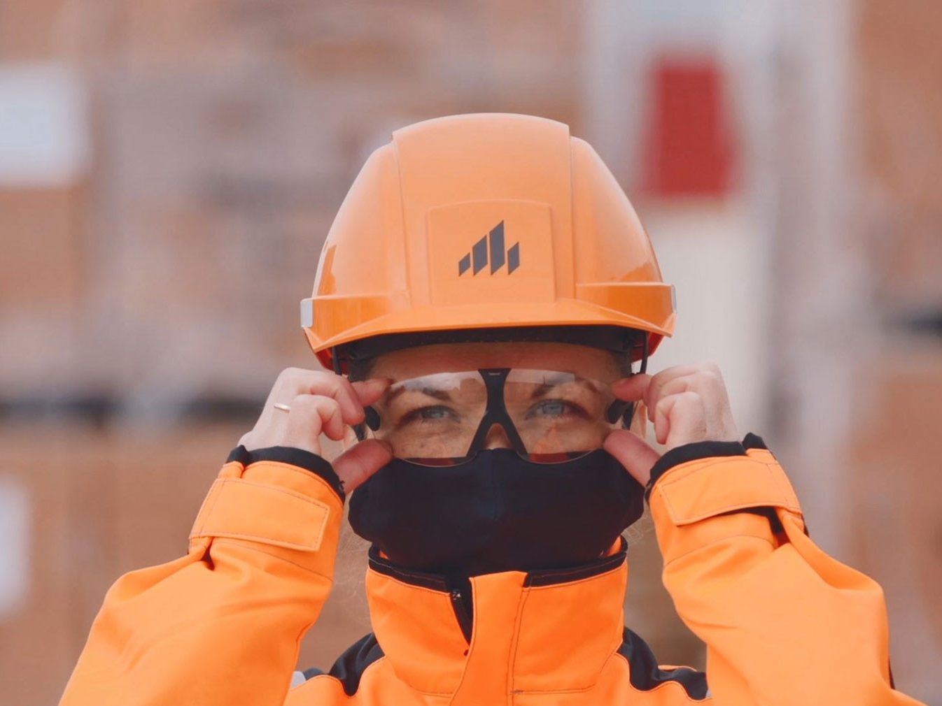 Frau mit Schutzkleidung