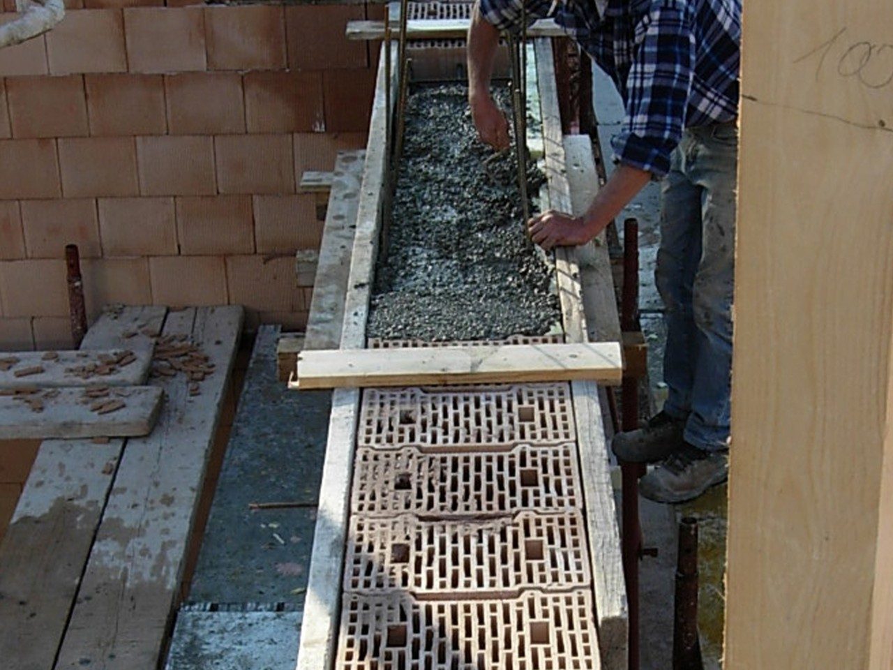 Construction worker at work for new construction with Porotherm BIO PLAN 38