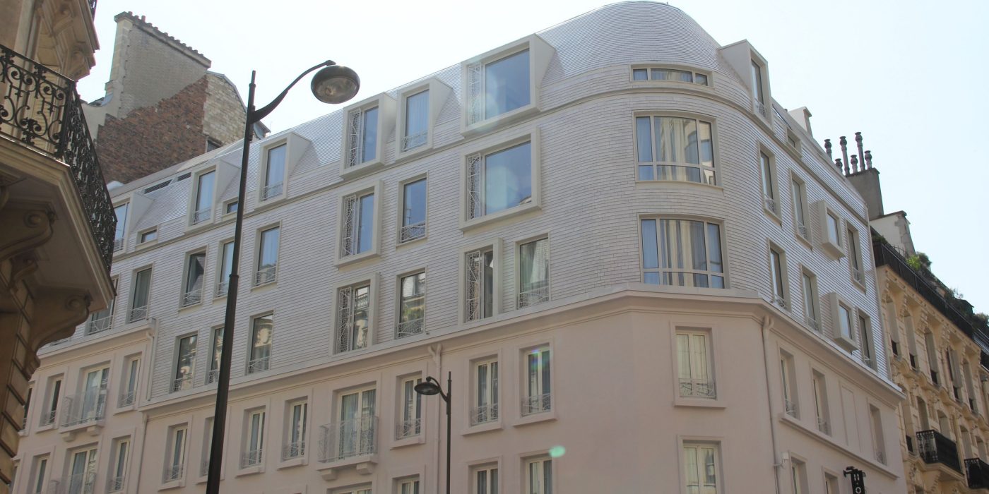 Hotel of 58 rooms. Hôtel XO, 25 rue Théodore de Banville 75017 PARIS. Siding's implementation. Tile Koramic Tuile Plate Plate 301 Blanc Emaillé.