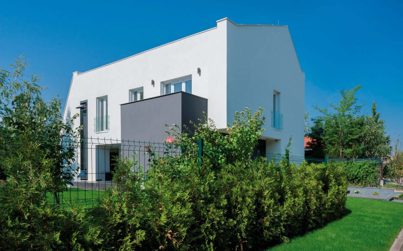 e4 house view from outside green fence