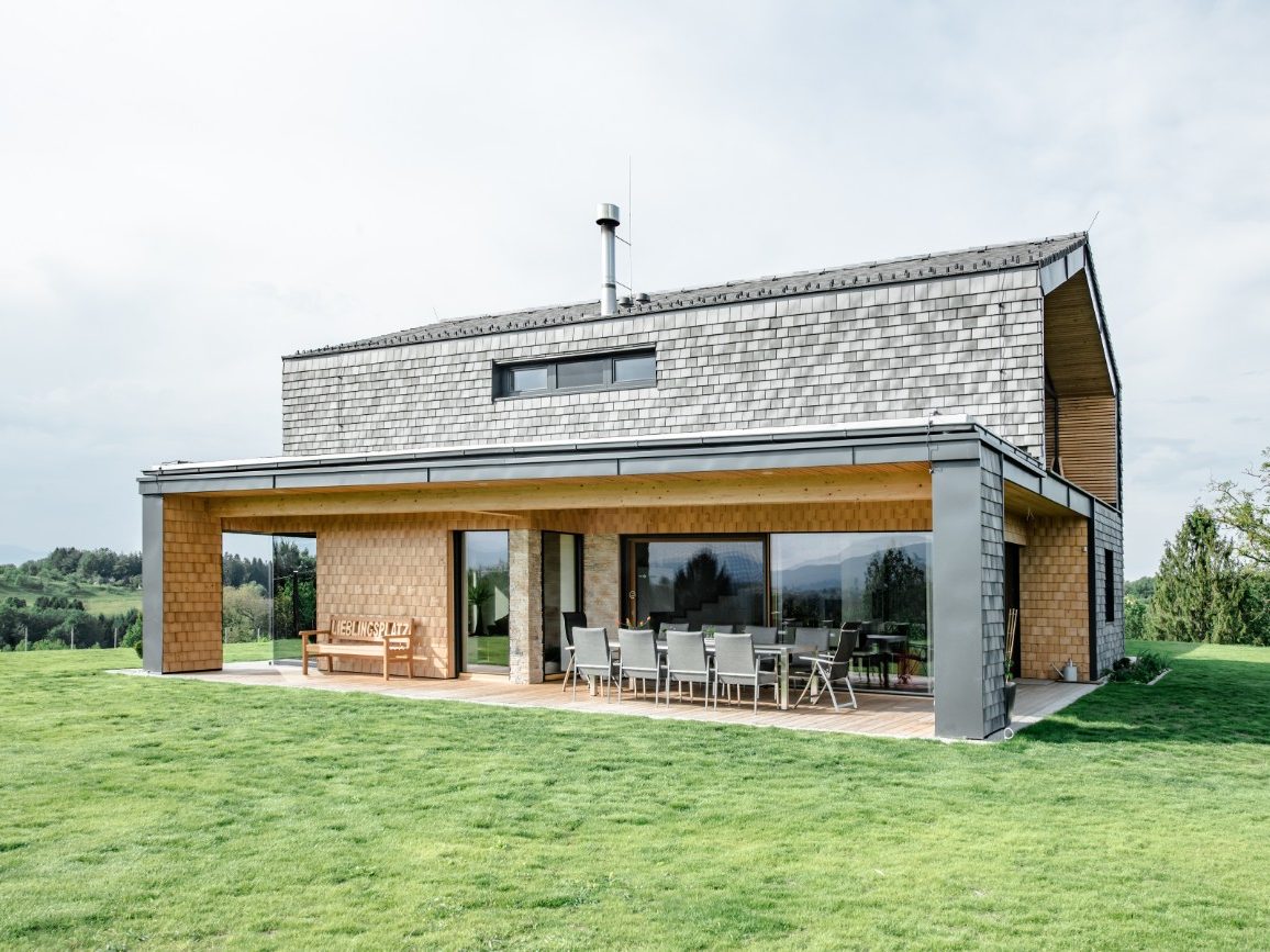 Designhouse in the south of Styria made with Tondach Tasche white-gray-antic, rooftiles, facade, Tasche eckig, single family house, Einfamilienhaus, Tasche weiß-grau-antik, Einfamilienhaus, Fassade