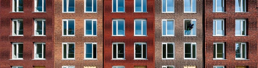 Terca Pioenroos, Douro Porto Gereduceerd, Dinkelrood, Rutiel, Tigris Flash en Dommelrood Gereduceerd. Architect Bureau Kroner Architecten. Client Stichting Studentengroepswoning.nl. Contractor Parent Initiative Pickkers Consult BV. Year of completion 2017. Flowing facade for students, Utrecht.
