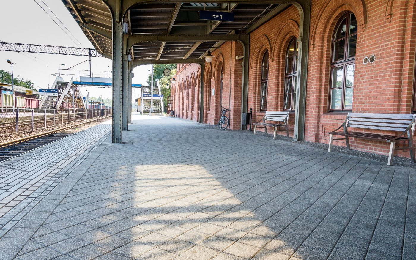 Dworzec Kolejowy, Pszczyna, La linia kolor szary granit