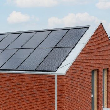 Aannemer die papieren bekijkt om Alegra 10 zonnedakpannen te leggen.