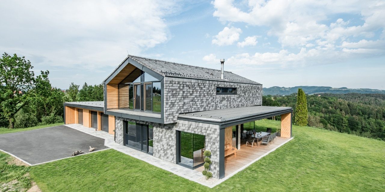 Designhouse in the south of Styria made with Tondach Tasche white-gray-antic, rooftiles, facade, Tasche eckig, single family house, Einfamilienhaus, Tasche weiß-grau-antik, Einfamilienhaus, Fassade