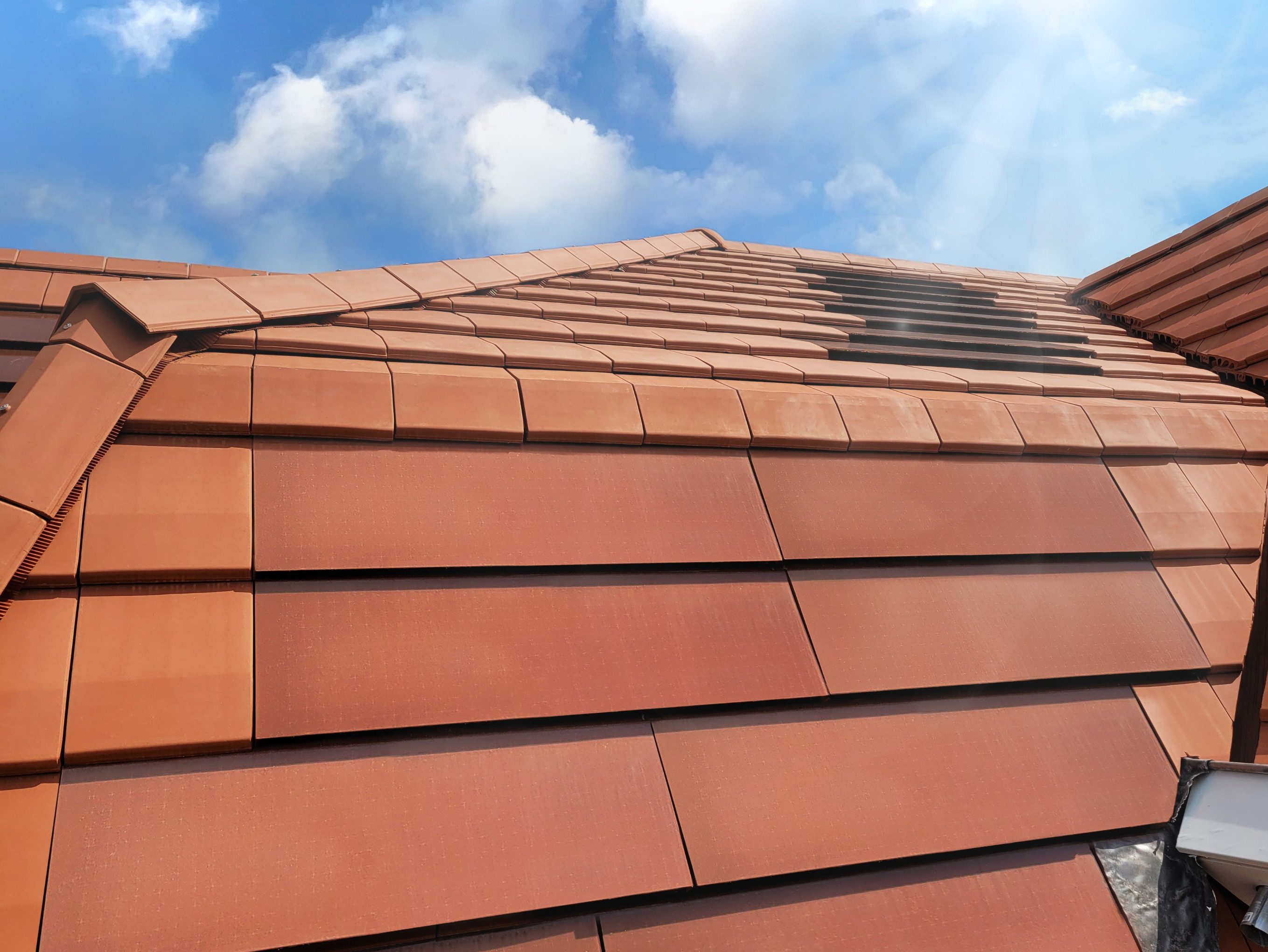 Mood image of a roof layed with Wevolt X-Tile