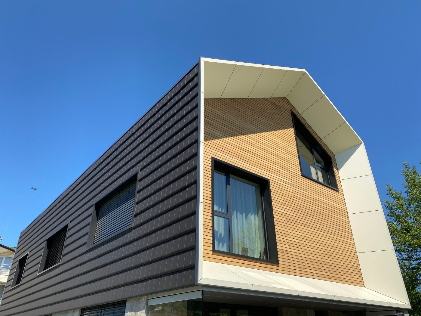 Първата е4 къща в България