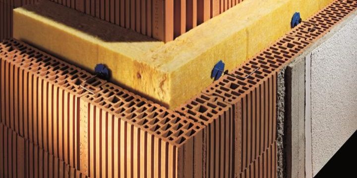 Cavity wall with plaster facade