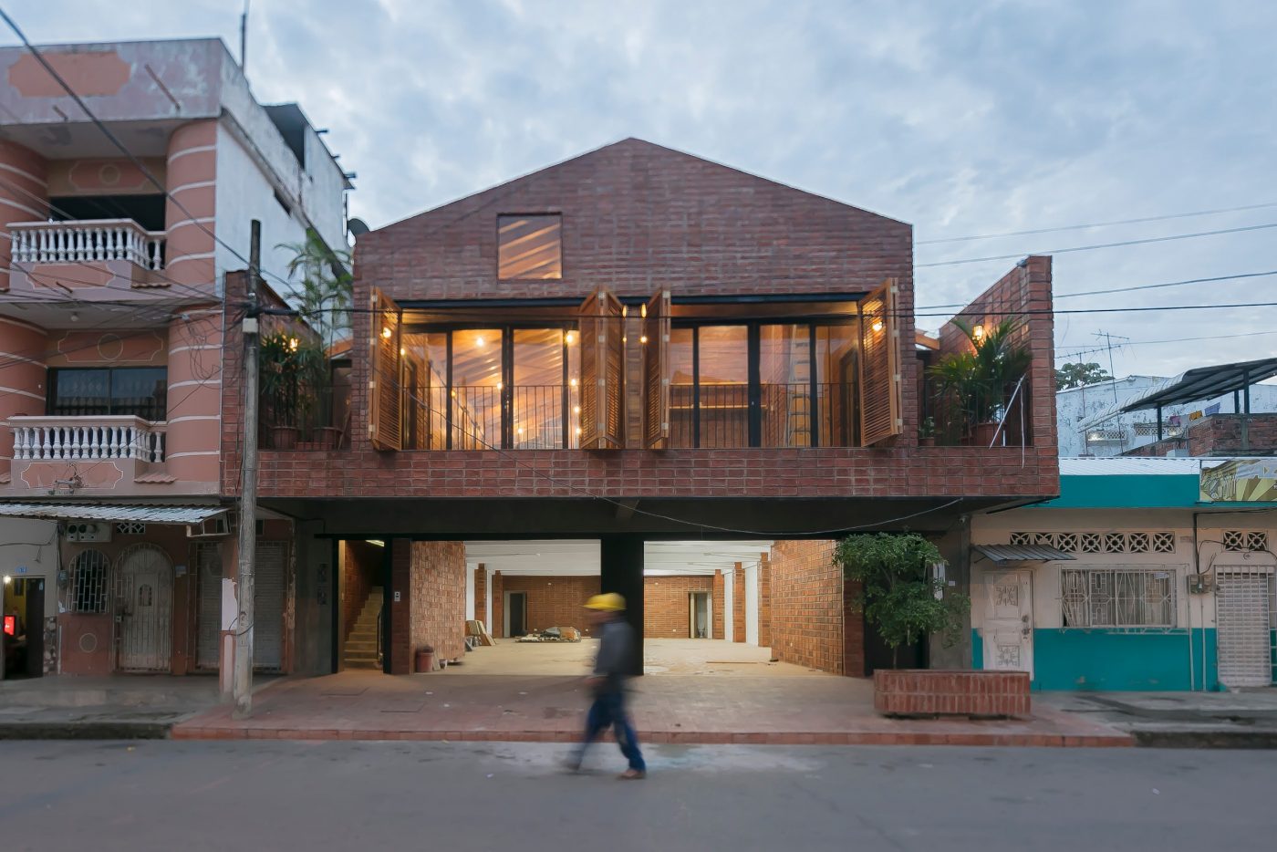Zwycięzca w kategorii “Feeling at home”: The House that Inhabits – Productive Urban Housing (Ecuador)