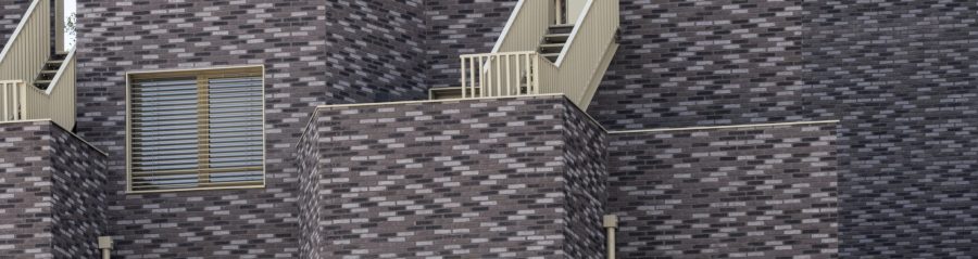 Building with apartments and one-family housings. Buiding with warm colours and a green roof. Immeuble Allure, 66 rue Mstislav Rostropovitch 75017 PARIS. Brick Terca KESS and Ligne Moulée Main Elmore, Forum Cromo, Nero Zwart Mangaan.