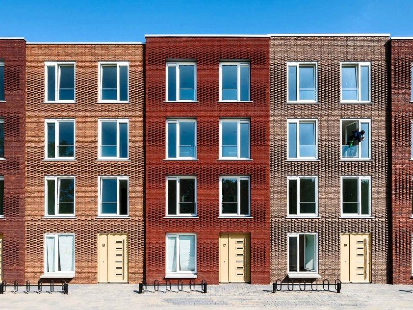 Terca Pioenroos, Douro Porto Gereduceerd, Dinkelrood, Rutiel, Tigris Flash en Dommelrood Gereduceerd. Architect Bureau Kroner Architecten. Client Stichting Studentengroepswoning.nl. Contractor Parent Initiative Pickkers Consult BV. Year of completion 2017. Flowing facade for students, Utrecht.