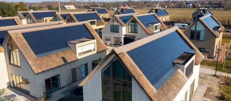 Product: Wevolt X-Roof black. Client: Vink Bouw. Architect: Atelier Pro. Installer: De Duurzame Mannen and Solar & Led. Period: 2020-2021. Houses: 27. Solar panels: 3.300. New construction 3- and 4 faced houses with Wevolt X-Roof | Roosenhorst, Voorschoten