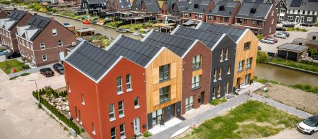 Product: ClickBrick Pure HV Blauwrood genuanceerd, Andalucia, Zwart. Contractor: Ekowood Houses, Verhaegh Ekobouw en Bouwbedrijf Regeling. New construction project Ekowood Houses | Wiarda, Leeuwarden