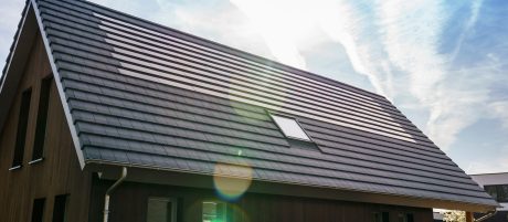 Product: Wevolt X-Tile. Architect/developer: Ekowood Woonconcept. Client: Brummelhuis Projecten. Contractor: Verhaegh Bouwbedrijf, Grashoek. Installer: Lucius.nu, Boxtel. New constructed detached house with Wevolt X-Tile | Weidebox, Helden