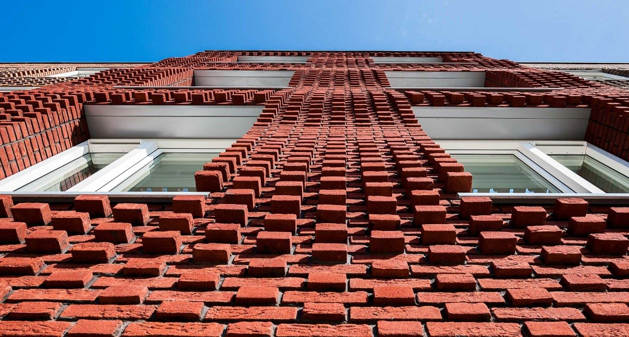 Terca Pioenroos, Douro Porto Gereduceerd, Dinkelrood, Rutiel, Tigris Flash en Dommelrood Gereduceerd. Architect Bureau Kroner Architecten. Client Stichting Studentengroepswoning.nl. Contractor Parent Initiative Pickkers Consult BV. Year of completion 2017. Flowing facade for students, Utrecht.