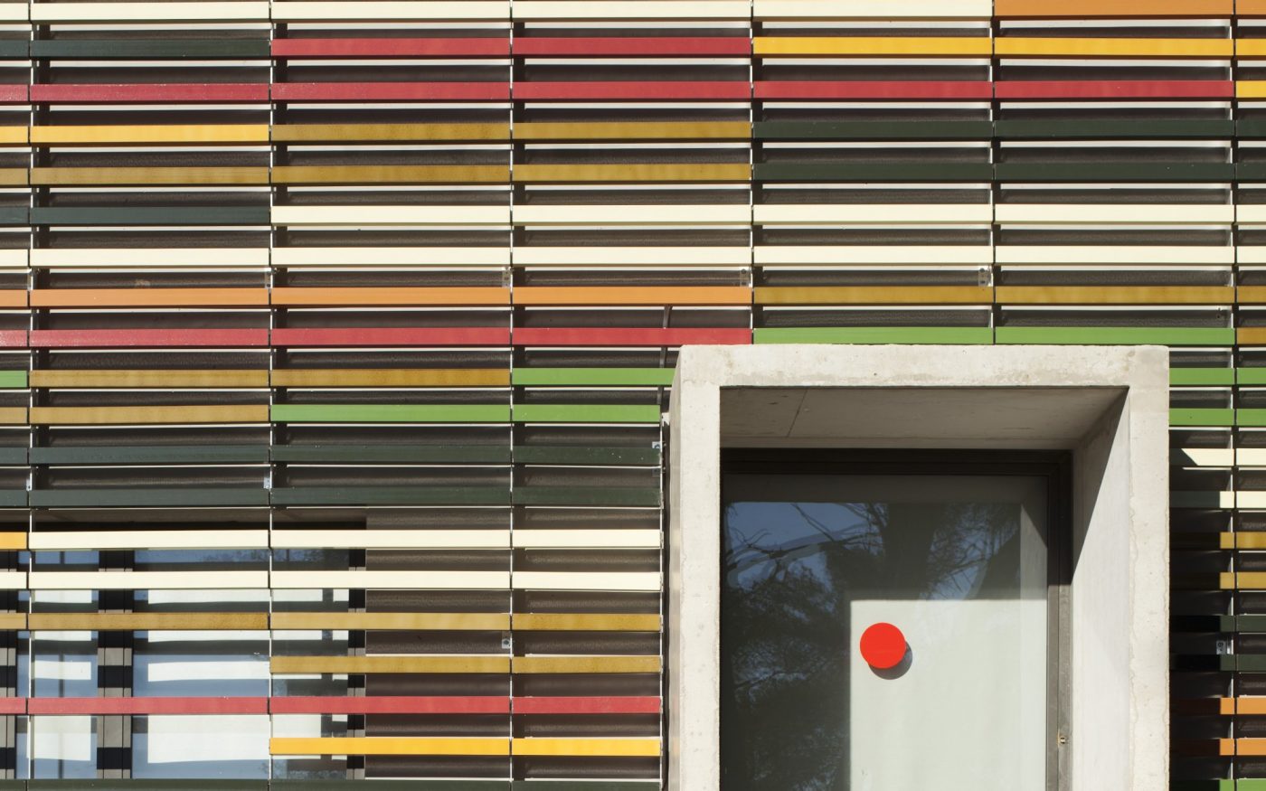 High school with two levels. Collège Nathalie Sarraute, 400 Route d'Eoures 13400 Aubagne. Panels Argeton Barro Blanc émaillé, Bleu émaillé, Jaune émaillé, Marron émaillé, Orange émaillé, Rouge émaillé, Vert émaillé. Diameter 69/69 mm et length 1m 7. Metal framework in aluminium with EPDM.