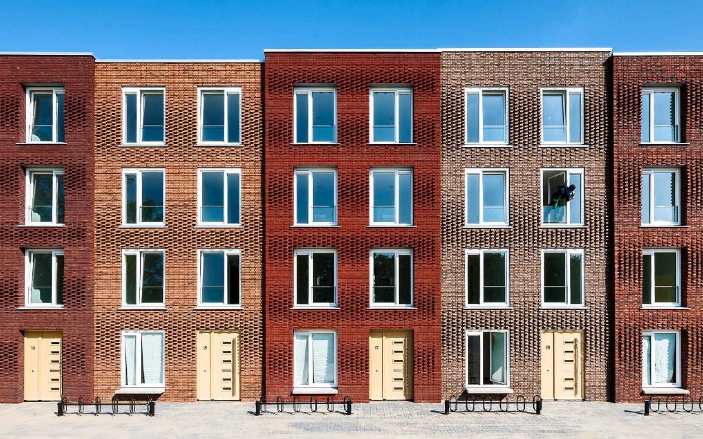 Terca Pioenroos, Douro Porto Gereduceerd, Dinkelrood, Rutiel, Tigris Flash en Dommelrood Gereduceerd. Architect Bureau Kroner Architecten. Client Stichting Studentengroepswoning.nl. Contractor Parent Initiative Pickkers Consult BV. Year of completion 2017. Flowing facade for students, Utrecht.